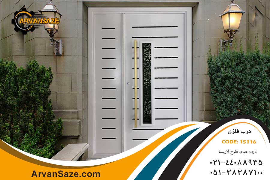 درب حیاط سفید یک و نیم لنگه، شیشه خور، نصب شده در ورودی ساختمان جنوبی